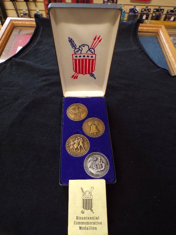 lot 3173 image: 4 Pc. Bicentennial Medallion Set