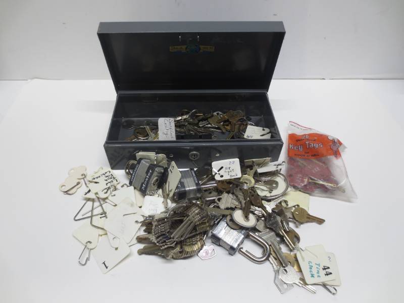 lot 1006 image: Lot of misc keys and key tags