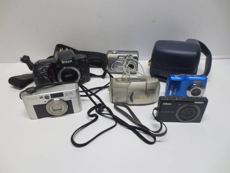 lot 1008 image: Lot of digital and vintage cameras