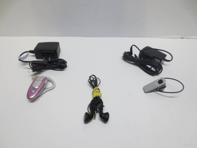 lot 1035 image: Lot of 2 wireless earpieces