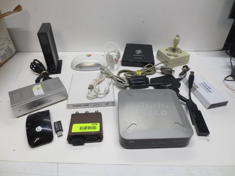 lot 1141 image: Lot of misc electronics