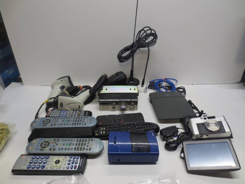 lot 1142 image: Lot of misc electronics