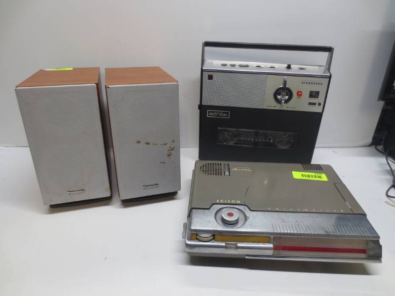 lot 1173 image: Lot of vintage items and speakers