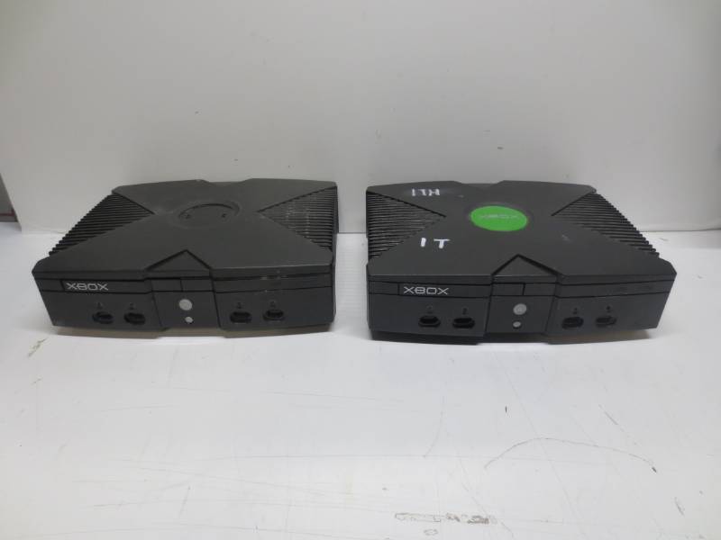 lot 1185 image: Lot of 2 xbox consoles