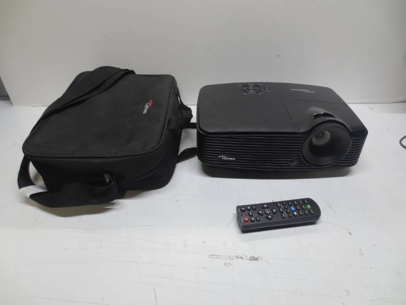 lot 1211 image: Optoma projector