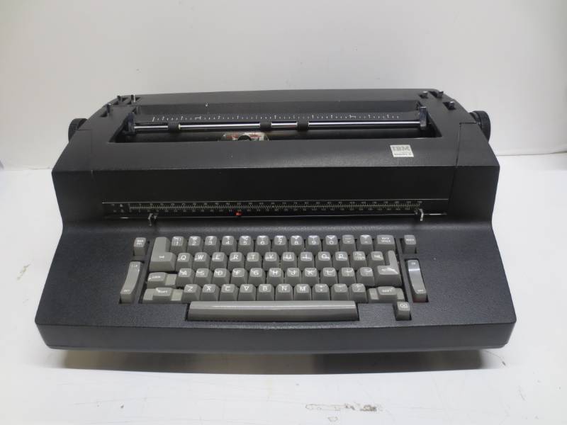 lot 1238 image: IBM correcting selectric 2 black typewriter (power cord cut, for parts or repair)