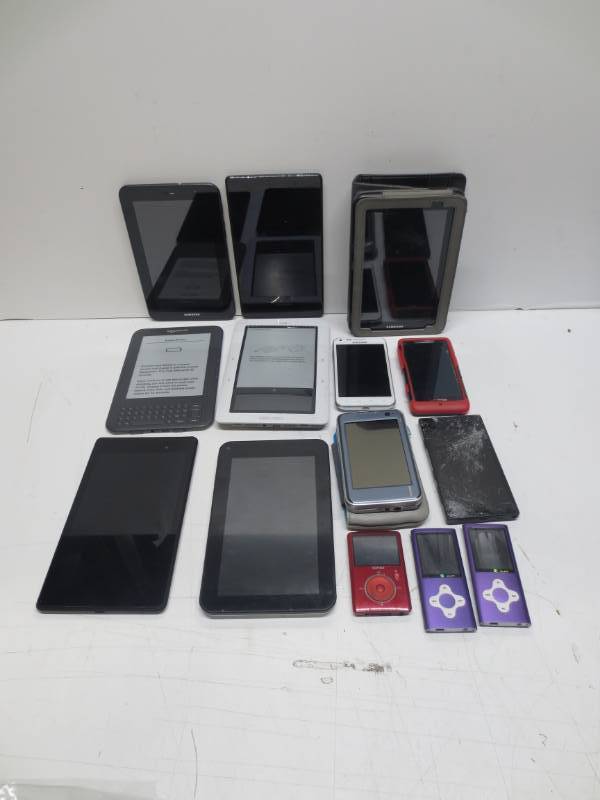 lot 1249 image: Lot of misc tabletsphonesmp3s for parts or repair