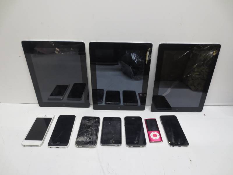 lot 1250 image: Lot of Apple products for parts or repair