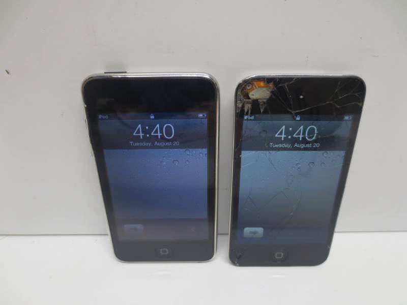 lot 1267 image: Lot of 2 ipod touchs, 8gb and 32gb
