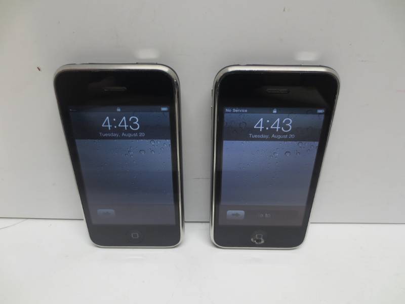 lot 1268 image: lot of 2 iphones 8gb
