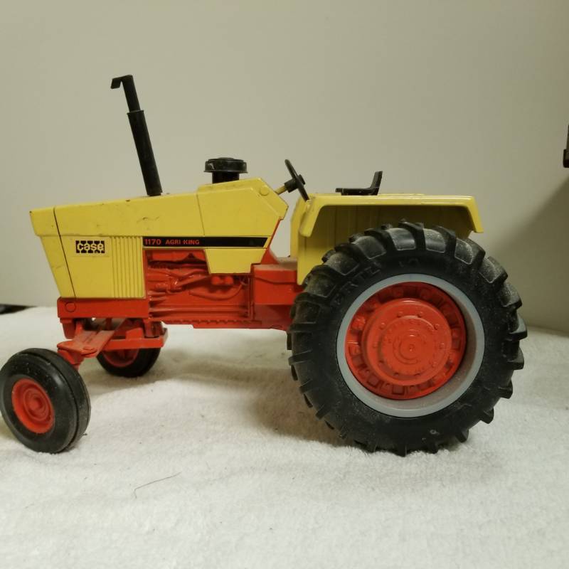 lot 3212 image: Case Agri King 1170 Tractor, 132 , used but good condition, See Pix