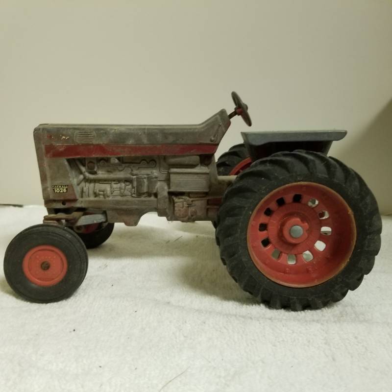 lot 3213 image: Farmall 1026 Tractor, 132, used, See Pix
