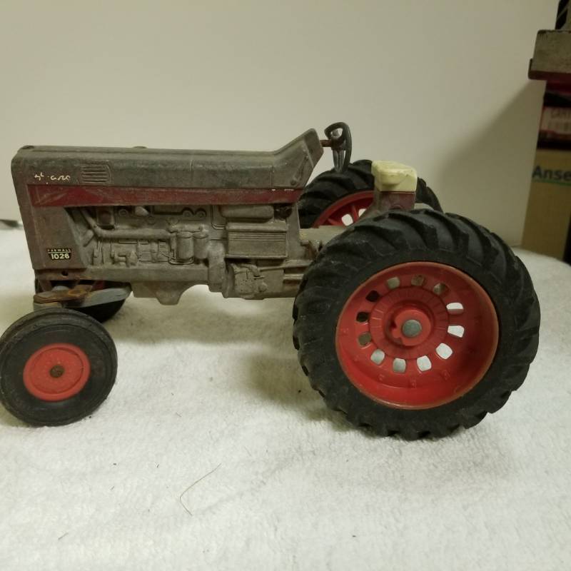 lot 3214 image: Farmall 1026 Tractor, 132, used, See Pix