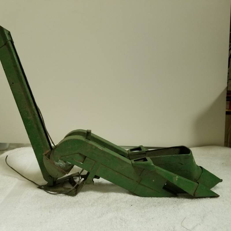 lot 3215 image: John Deere Corn Picker, mounts on Tractor, used, See Pix
