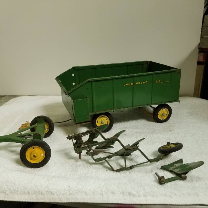 lot 3218 image: John Deere 112 Chuck Wagon, 3 point hitch 4 bottom plow (broke) and running gear for wagon, used, See Pix