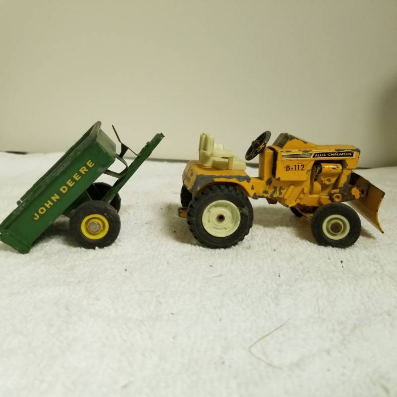 lot 3220 image: AC Garden Tractor wsnow blade, JD 2 wheel cart trailer, used, See Pix
