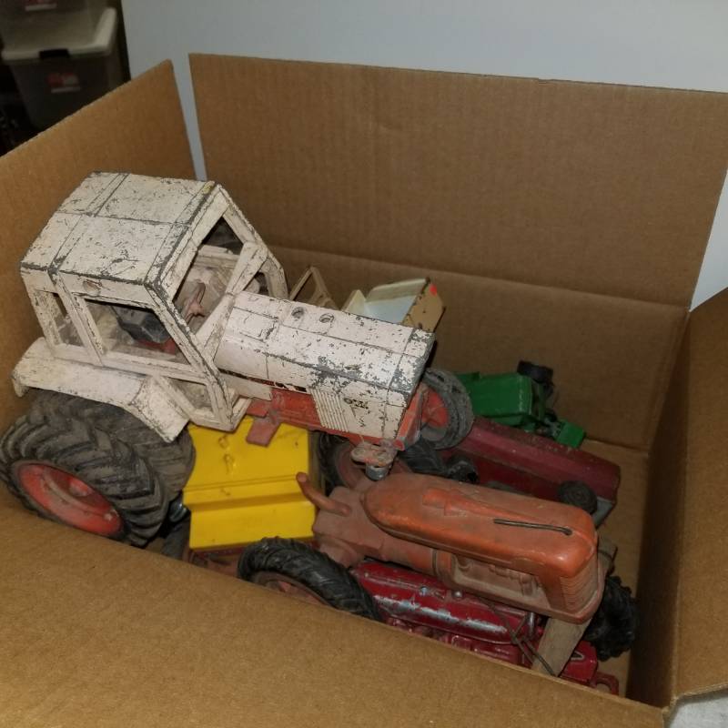 lot 3224 image: 1 Lot Misc Tractors, small grain trailer and lawn tractor, See Pix