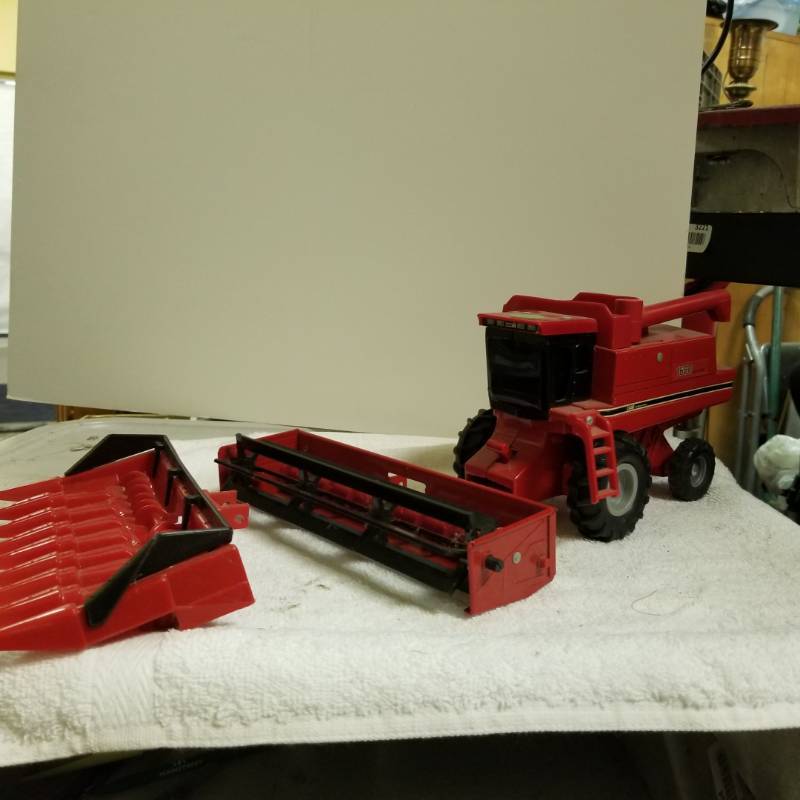 lot 3225 image: Case 1680 Combine.  Corn and Wheat Head included but do not match combine, used,  See Pix