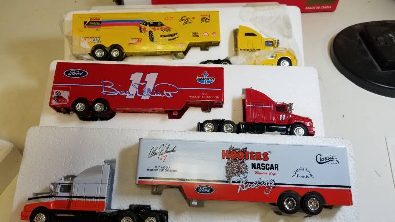 lot 3228 image: 3 each Racing Champion Semis Coin Bank wLock  1 64 scale, NIB