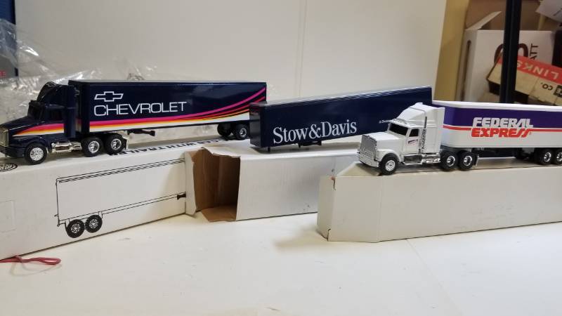 lot 3250 image: 2 ERTL Semi & one trailer, all 164  1) CHEVROLET Semi  2) FEDERAL EXPRESS Semi  3)STOW&DAVIS TRAILER, all NIB