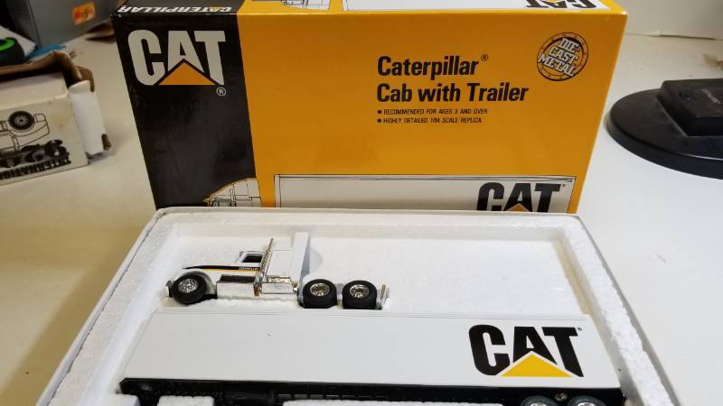 lot 3256 image: Ertl semi Caterpillar Cab wTrailer, 164 scale, NIB