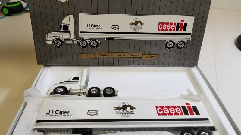 lot 3257 image: Ertl Case IH Semi  Commemorative Edition  164 scale, NIB