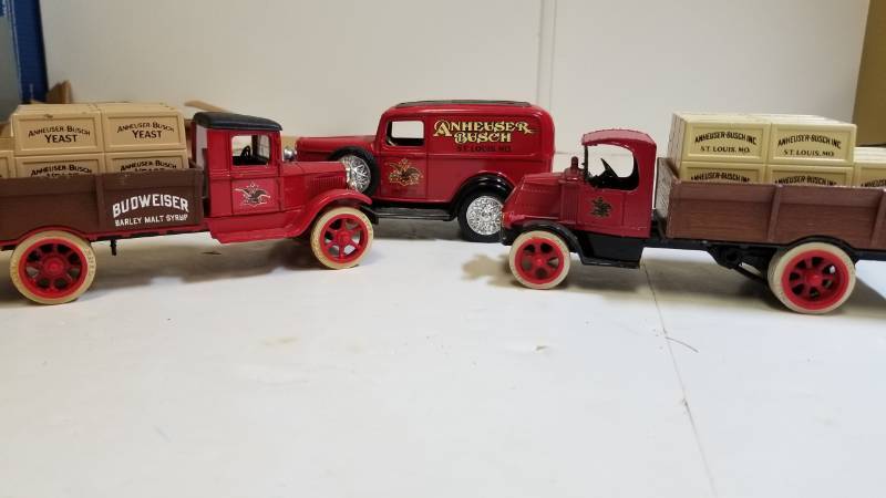 lot 3266 image: 1 lot 3 coin banks, New but not boxes, All have Keys, See Pix