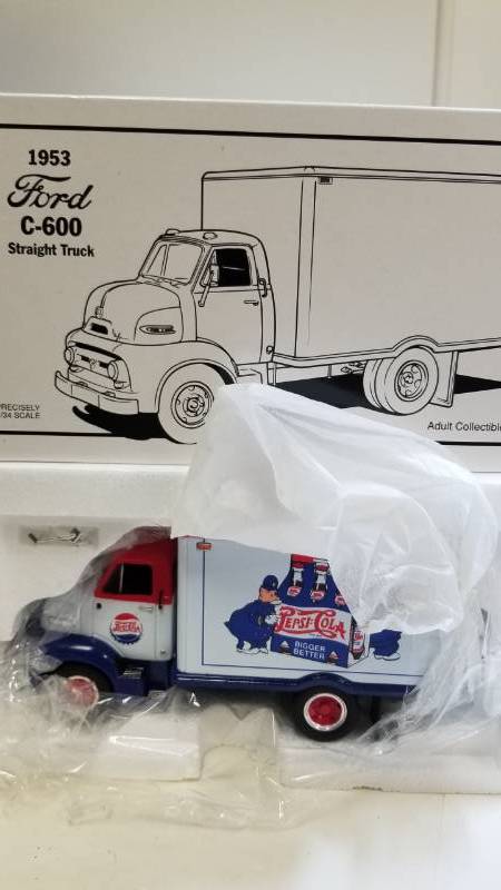 lot 3270 image: First Gear 1953 Ford C-600 Straight Truck, 134 scale, NIB