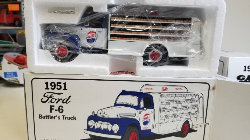 lot 3274 image: First Gear 1951 Ford F-6 Pepsi Bottlers Truck, 134 scale,  NIB, See Pix
