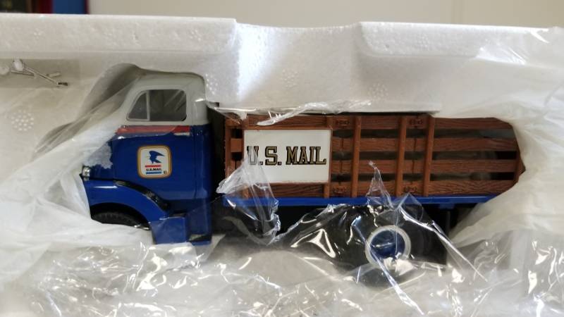 lot 3275 image: First Gear 1952 GMC Flatbed wBurlap Sacks, 134 scale, NIB