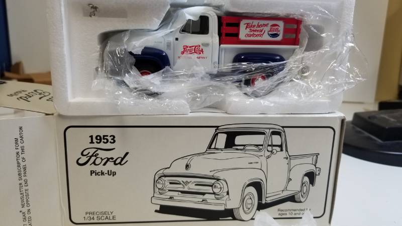 lot 3276 image: First Gear 1953 Ford Pick-up Truck, 134 scale, NIB