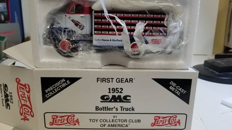 lot 3281 image: First Gear 1952 GMC Bottlers Truck, 134 scale, NIB