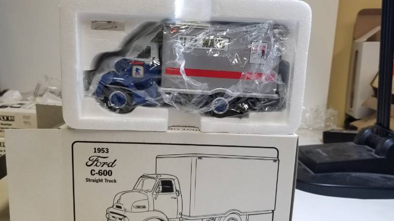 lot 3292 image: First Gear 1952 GMC Flatbed wBurlap Sacks, 134 scale, NIB