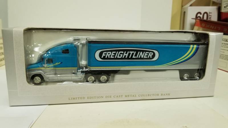 lot 1141 image: Speccast 164 Diecast Freightliner Classic Tractor Trailer Limited Edition C120