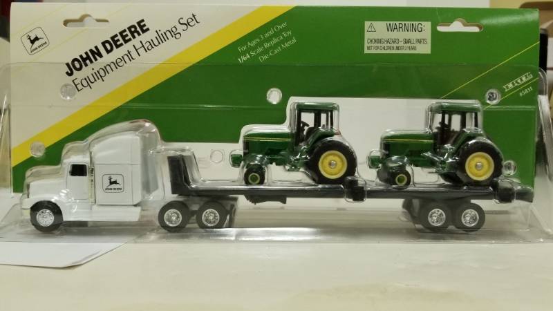 lot 1150 image: John Deere Equipment Hauling Tractor & Trailer Set W 2 Toy Tractors 164