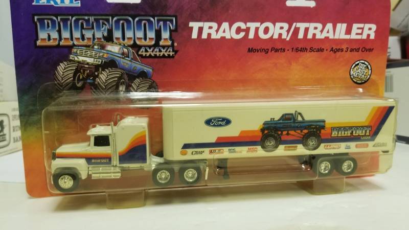 lot 1158 image: Vtg 1990 Ertl, Big Foot Tractortrailer 4x4x4 Die Cast Metal 164th Scale (