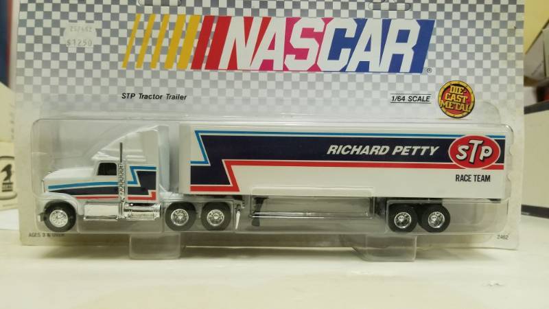 lot 1162 image: Richard Petty Stp Race Team Transporter 164 Ertl