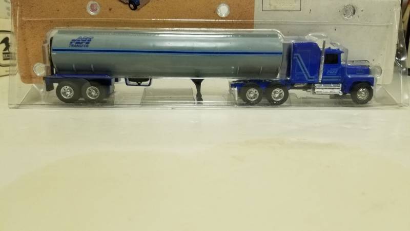 lot 1170 image: Ford ltl 9000 In Package 1987 Vintage Farm 164