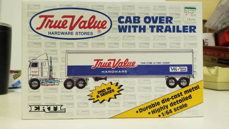 lot 1189 image: Ertl Die Cast Cab Over True Value Hardware Model Semi 9523 164 Scale