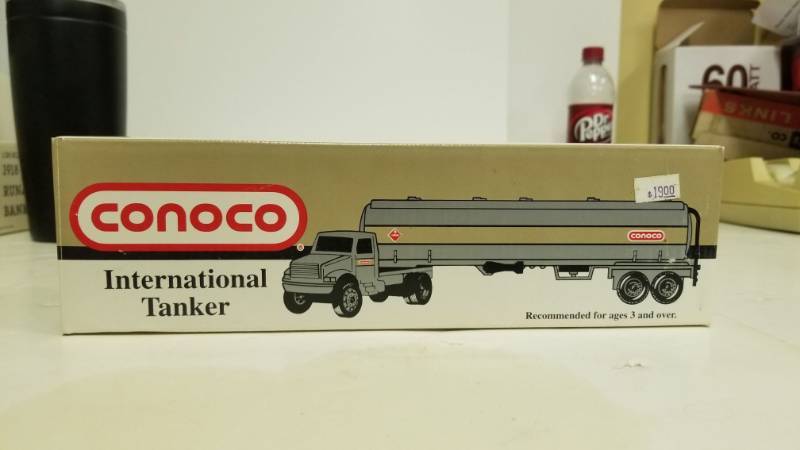 lot 1197 image: 1991 Ertl 3231 Conoco International Tractor With Trailer 164 Scale