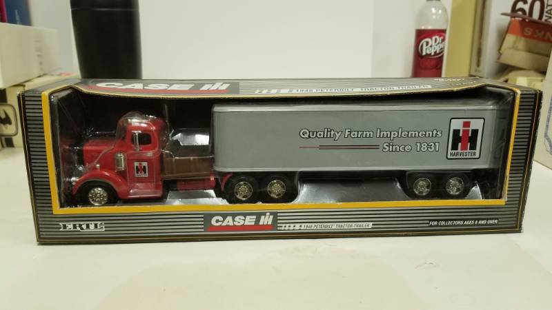 lot 1223 image: Ertl Case Ih 1948 Peterbilt Tractor-trailer 143 Scale Die-cast - In Box