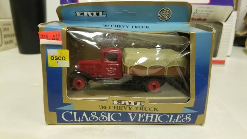 lot 1232 image: Ertl 2861 143 1930 Chevrolet Flatbed Truck W Tarp Load Crozier Cartage 1991