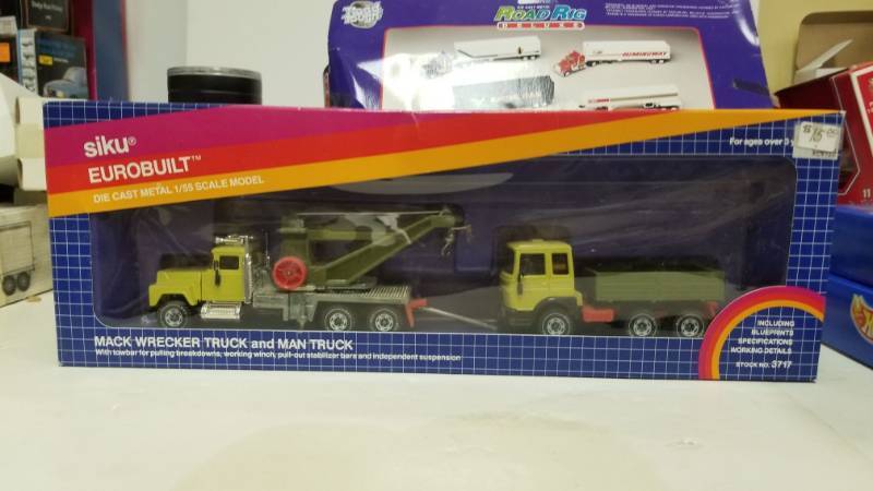 lot 1241 image: Siku Eurobuilt Mack Wrecker and Man Truck #3717