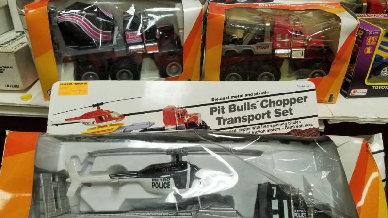 lot 1262 image: Dual friction pit bulls 4 PC set motorized die-cast metal