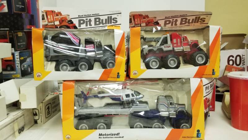 lot 1267 image: Dual friction pit bulls 3 PC set motorized die-cast metal
