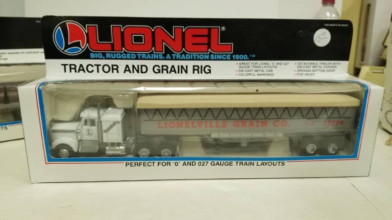lot 1290 image: Lionel Lionelville Grain Co Rig Tractor Trailer Truck 6-12779 O & O27