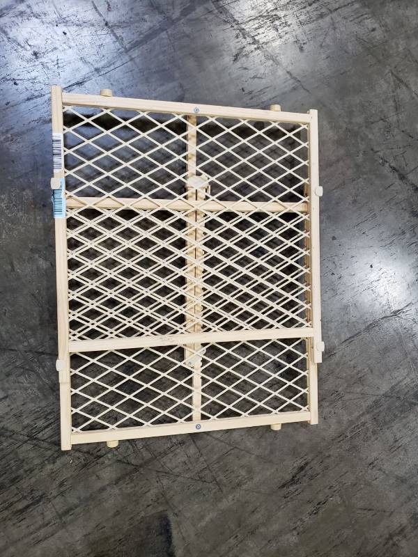 lot 3092 image: Baby gate