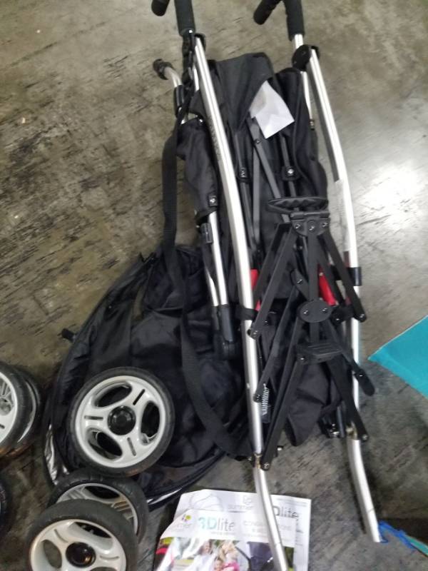 lot 3137 image: Summer Infant 3D lite Convenience Stroller - Black