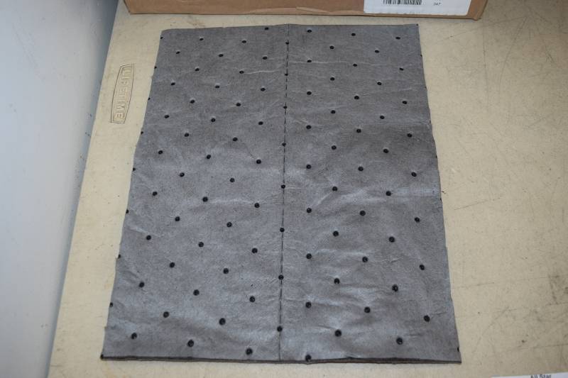 lot 460 image: 100 Pig Mat Absorbant Mats