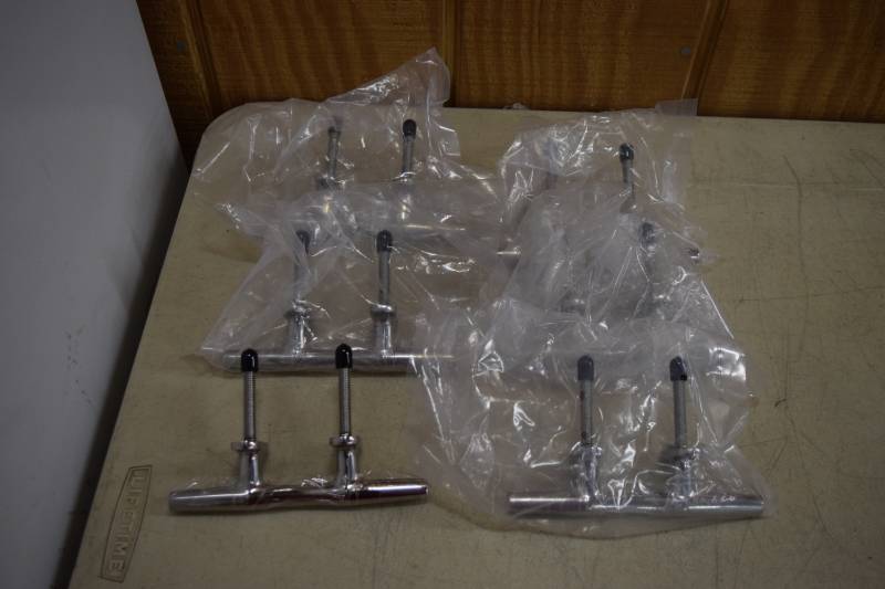 lot 432 image: 6 Seadog 6 316 Stainless Steel Open Base Cleats